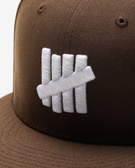 UNDEFEATED X NE ICON FITTED - BROWN