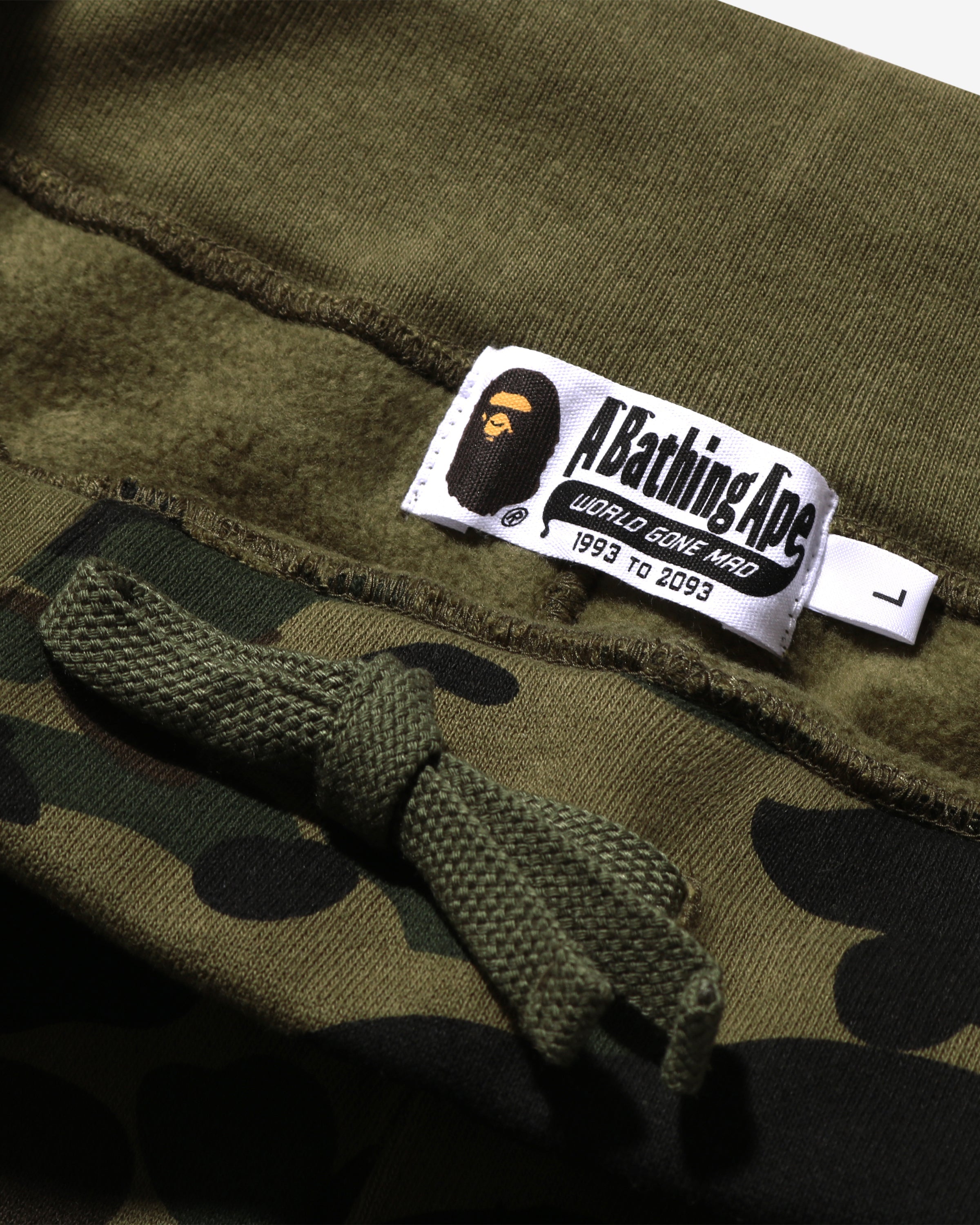 BAPE 1ST CAMO SWEAT SHORTS - GREEN