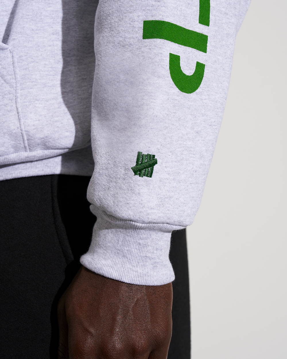 UACTP STENCIL PULLOVER HOOD - HEATHER GREY