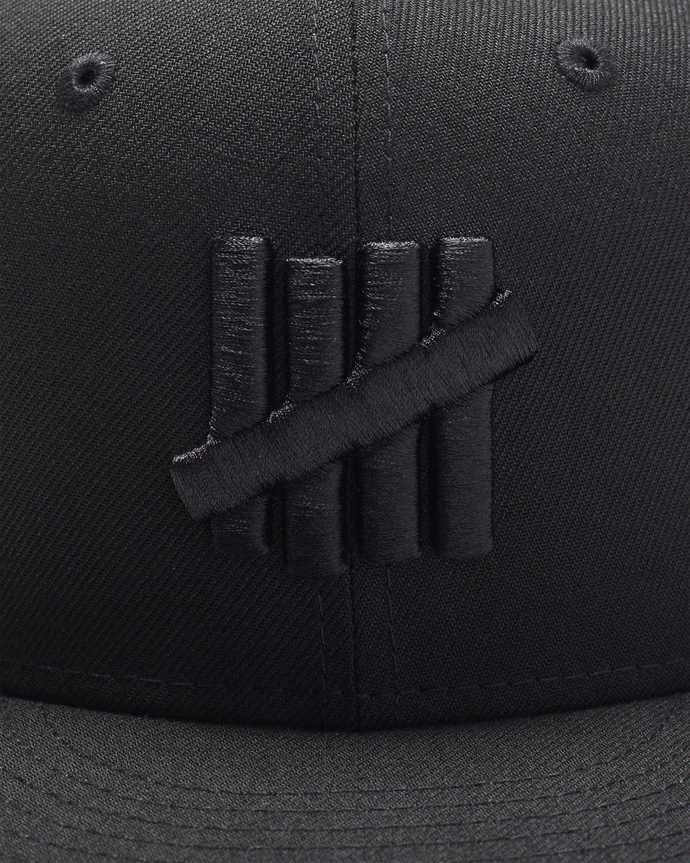 UNDEFEATED X NE MONOCHROME ICON FITTED - BLACK