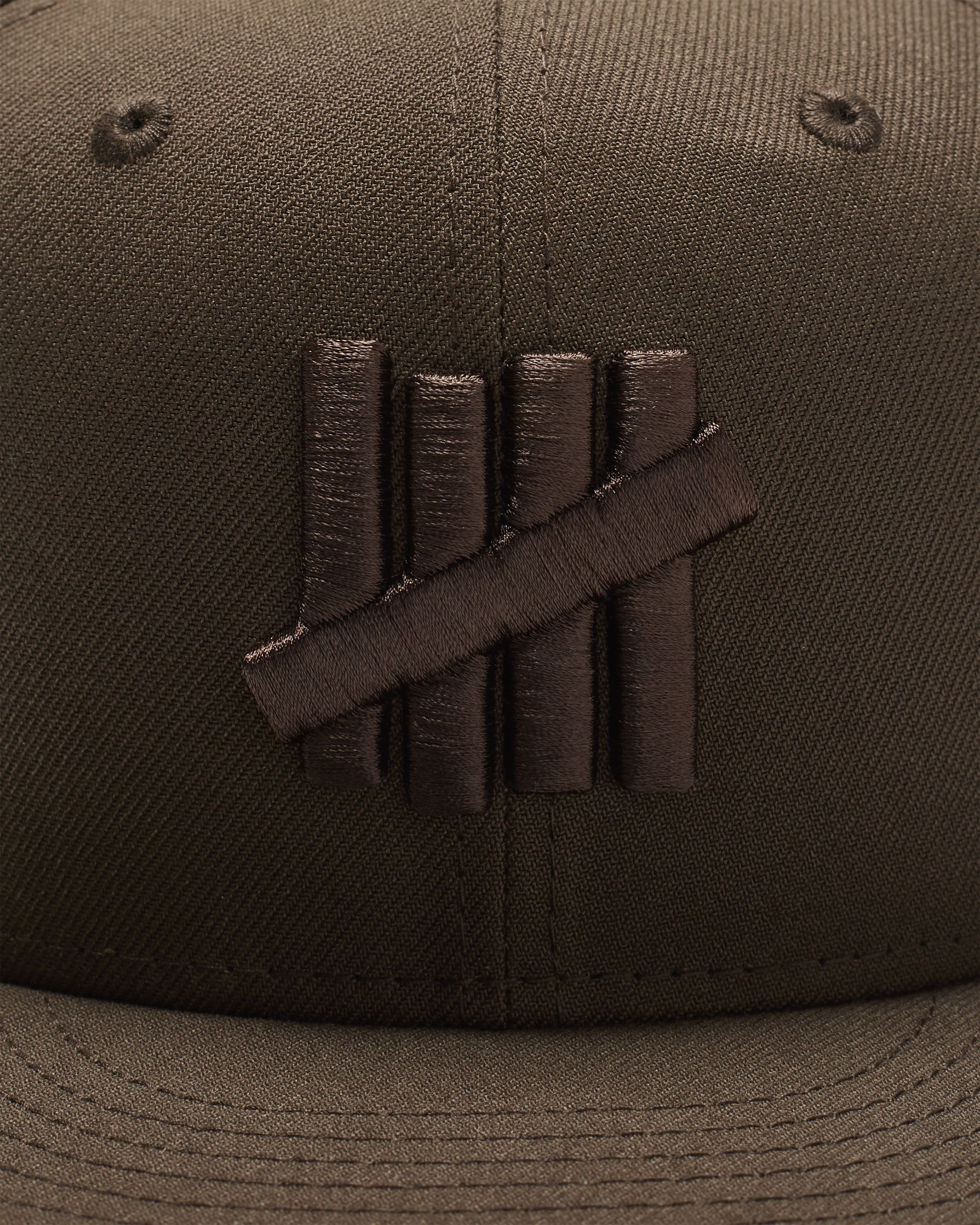 UNDEFEATED X NE MONOCHROME ICON FITTED - BROWN