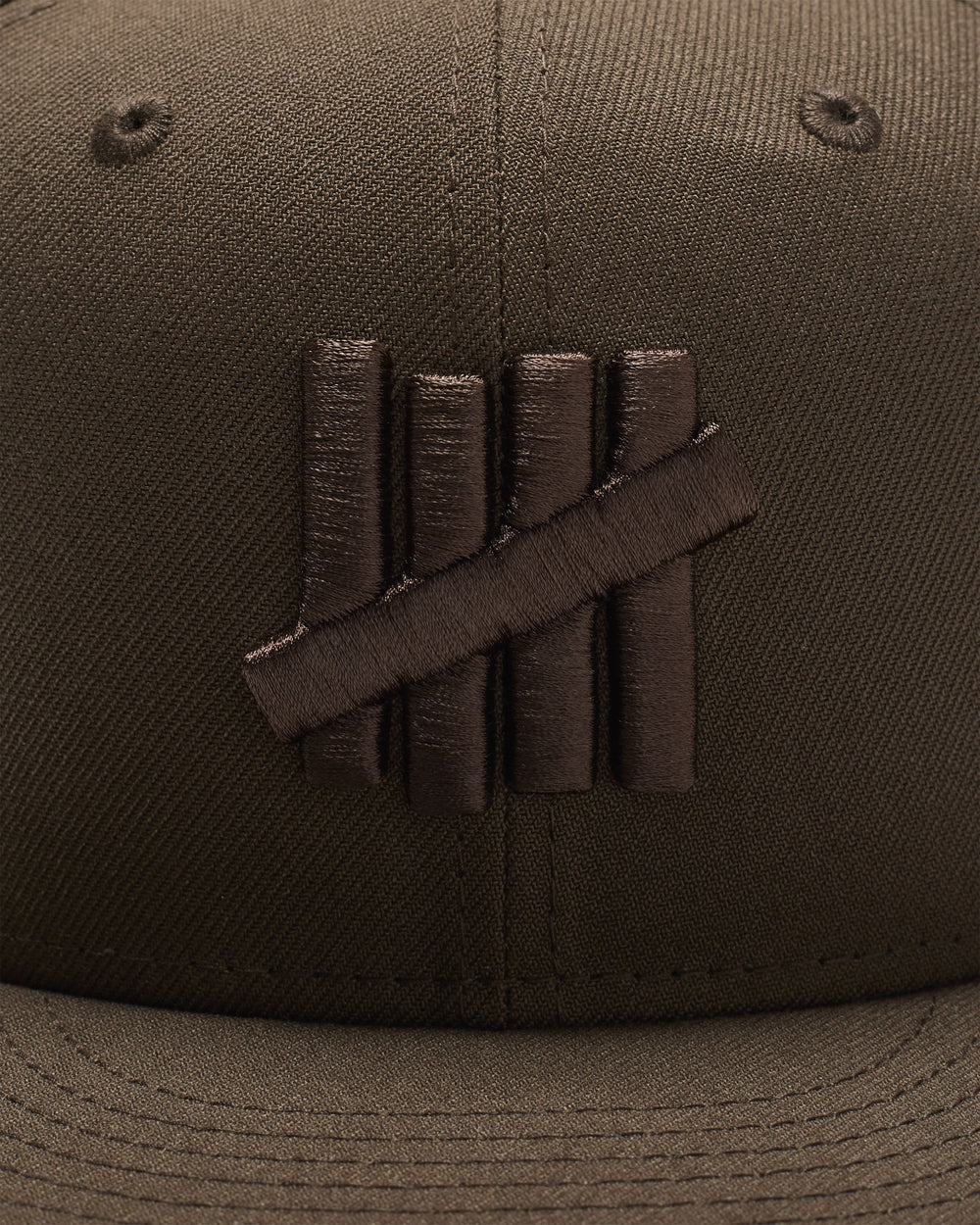 UNDEFEATED X NE MONOCHROME ICON FITTED - BROWN