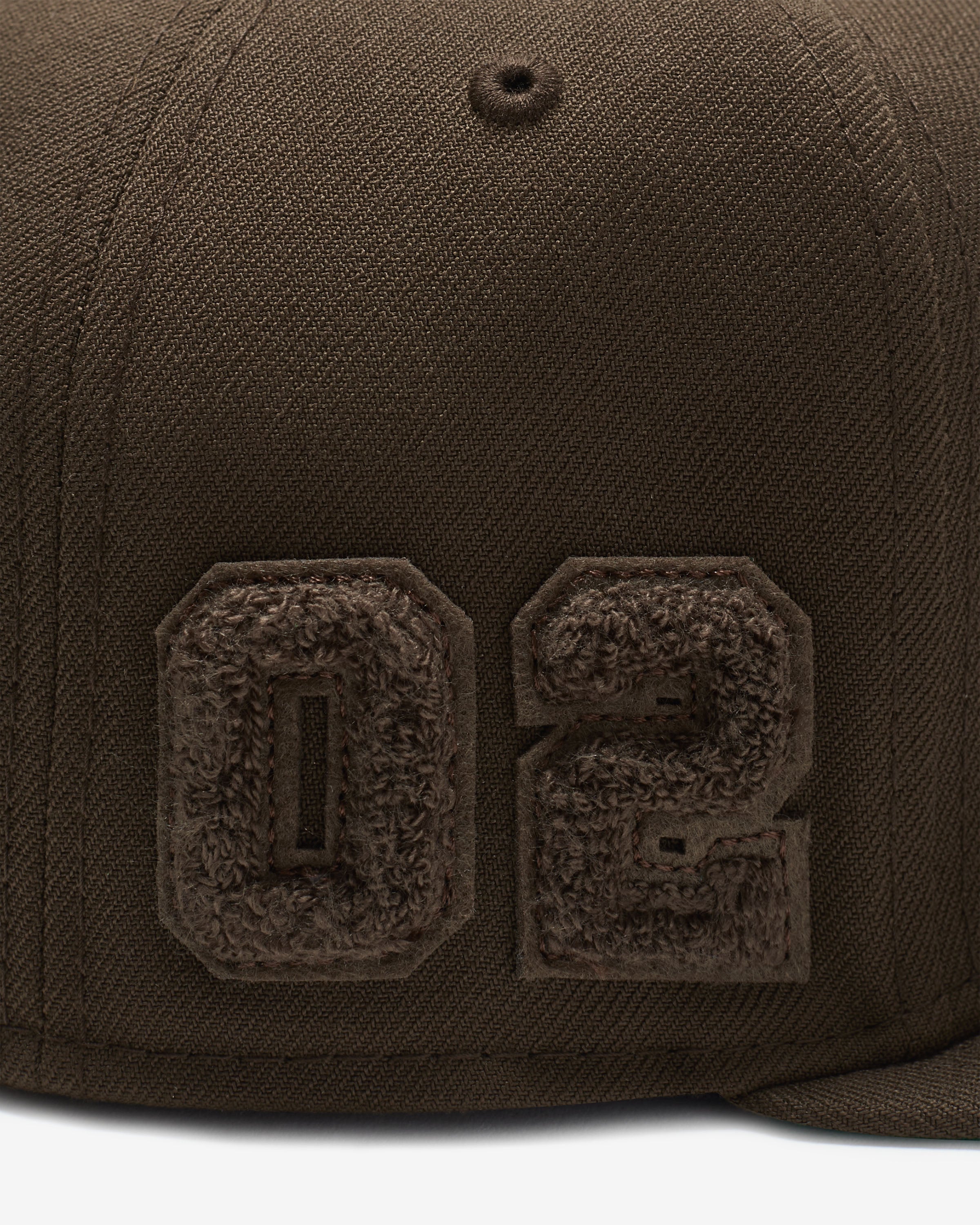 UNDEFEATED X NE MONOCHROME ICON FITTED - BROWN