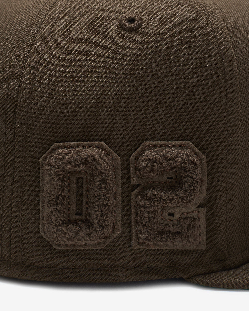 UNDEFEATED X NE MONOCHROME ICON FITTED - BROWN