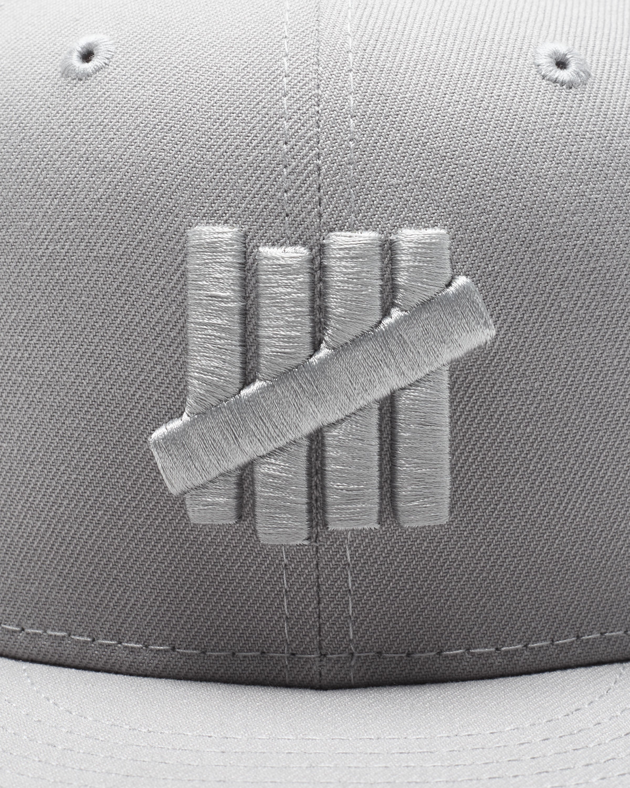 UNDEFEATED X NE MONOCHROME ICON FITTED - MEDIUM GREY