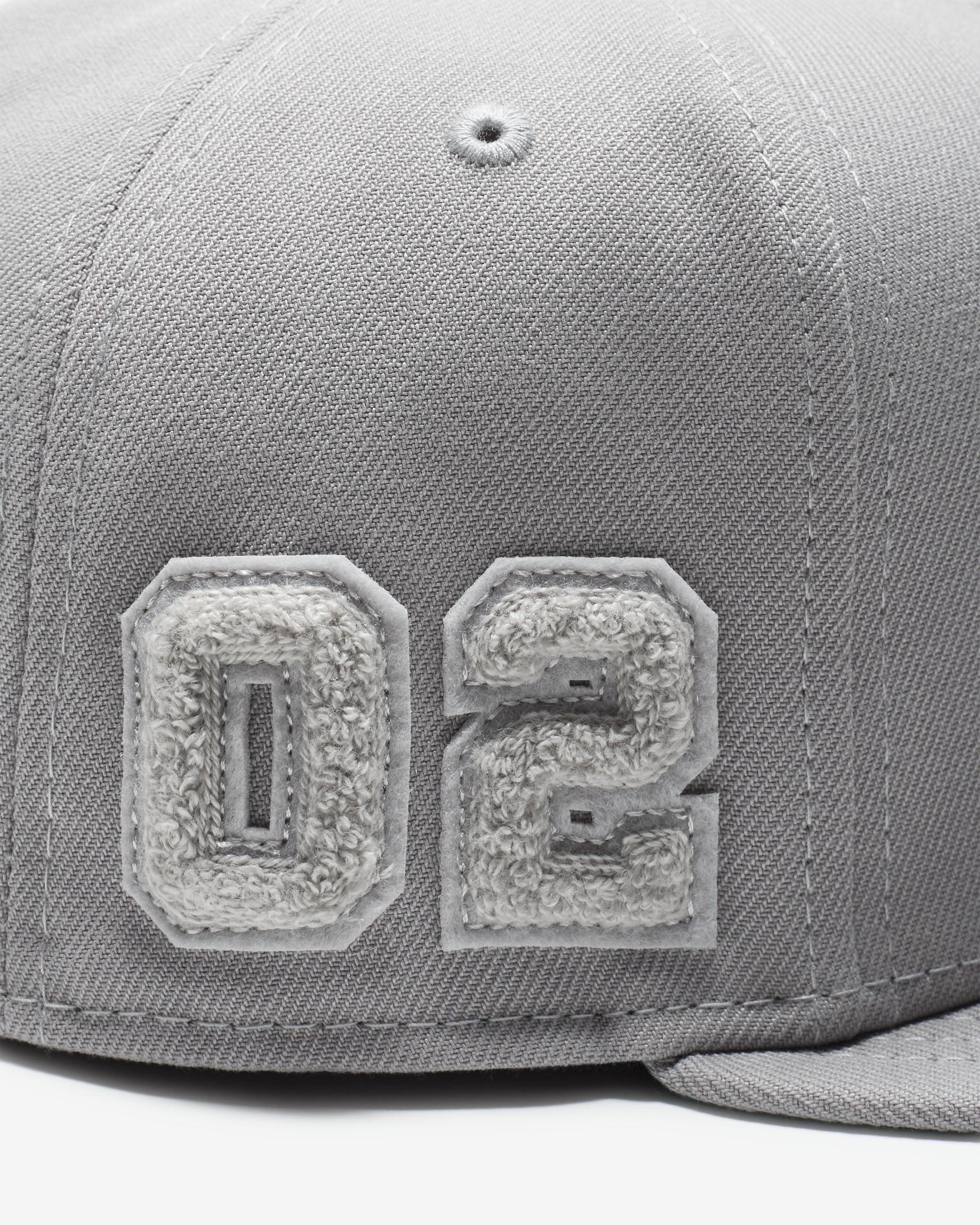 UNDEFEATED X NE MONOCHROME ICON FITTED - MEDIUM GREY