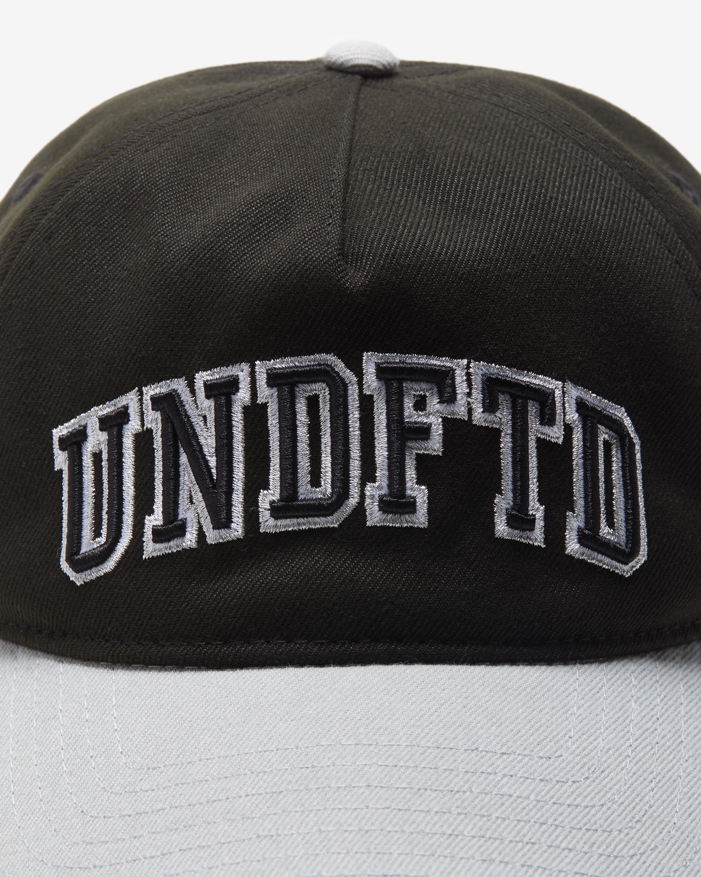 UNDEFEATED 2-TONE ARCH SNAPBACK - BLACK/ GREY