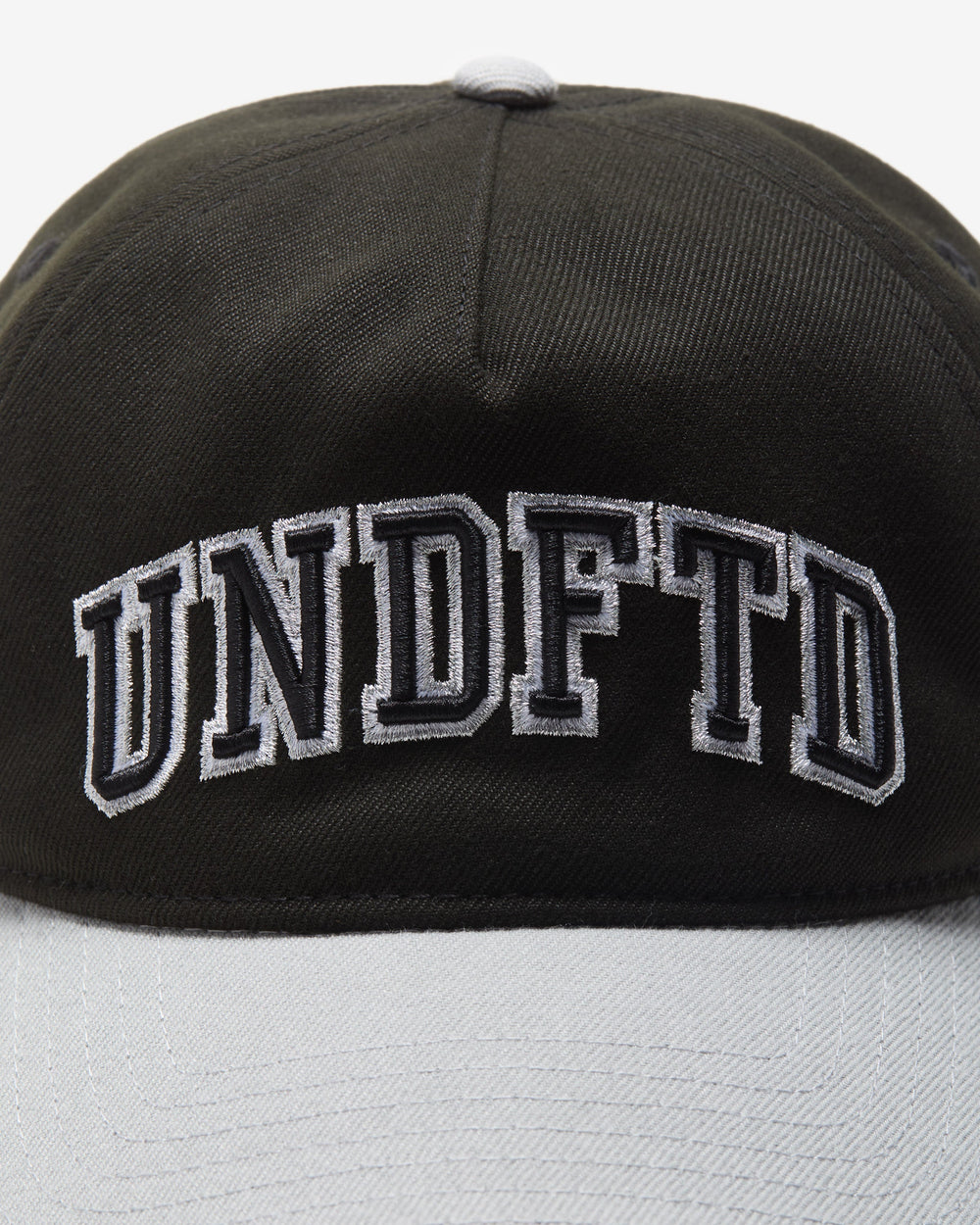 UNDEFEATED 2-TONE ARCH SNAPBACK - BLACK/ GREY