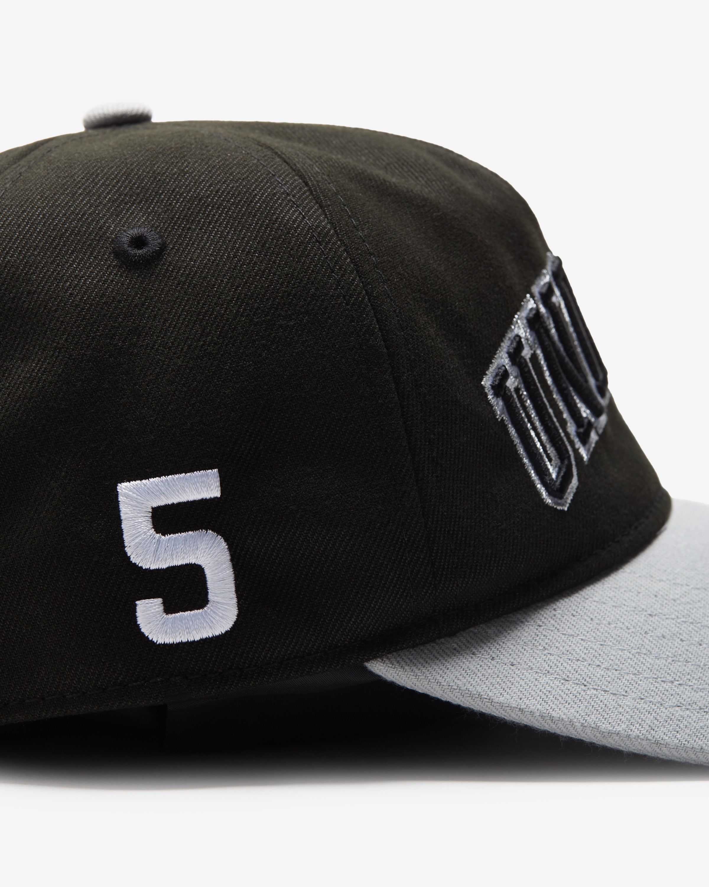 UNDEFEATED 2-TONE ARCH SNAPBACK - BLACK/ GREY