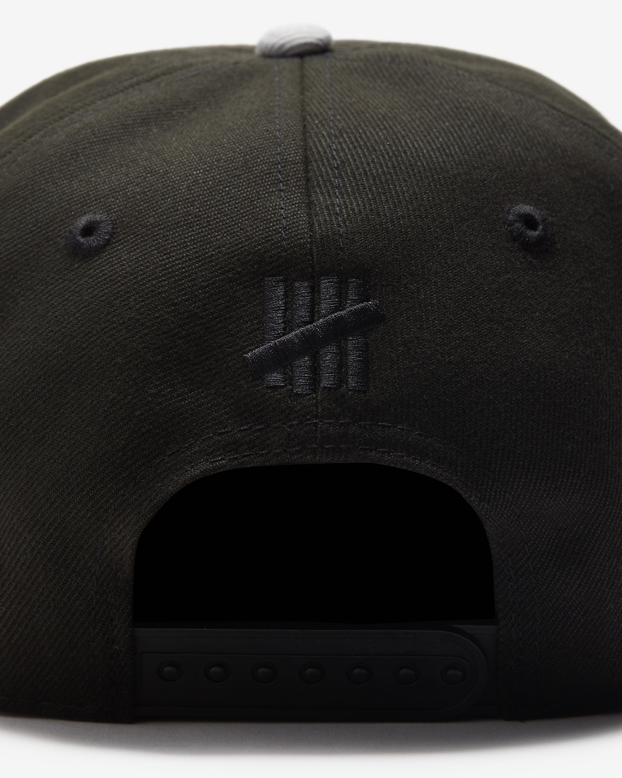 UNDEFEATED 2-TONE ARCH SNAPBACK - BLACK/ GREY