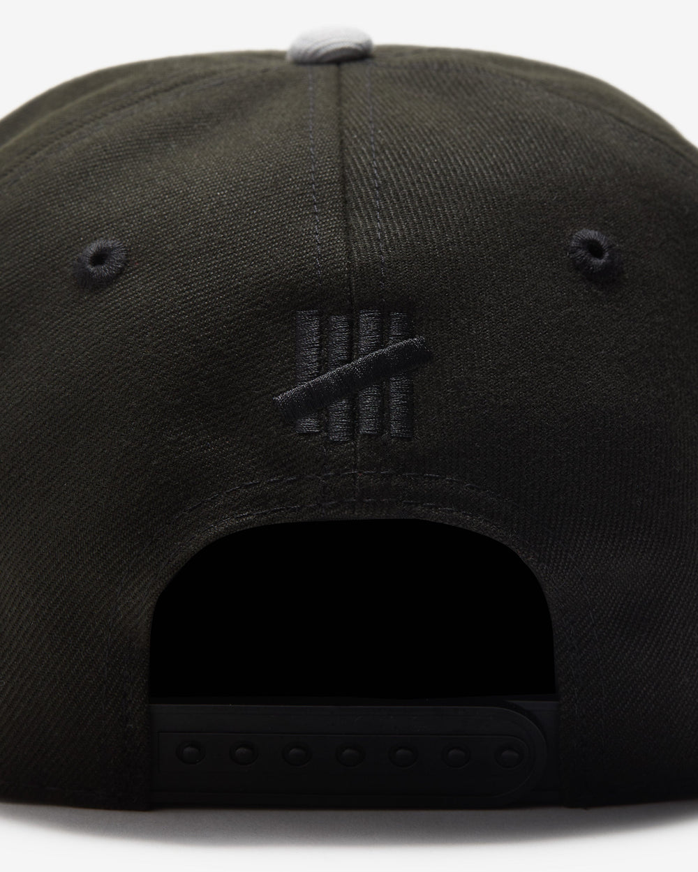 UNDEFEATED 2-TONE ARCH SNAPBACK - BLACK/ GREY