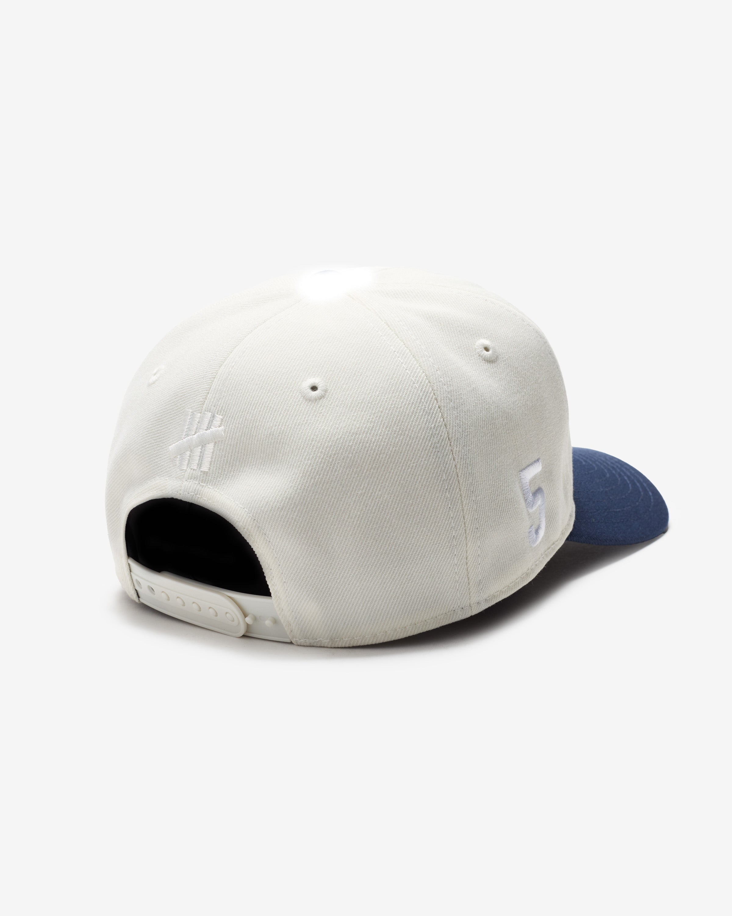 UNDEFEATED 2-TONE ARCH SNAPBACK - IVORY/ NAVY