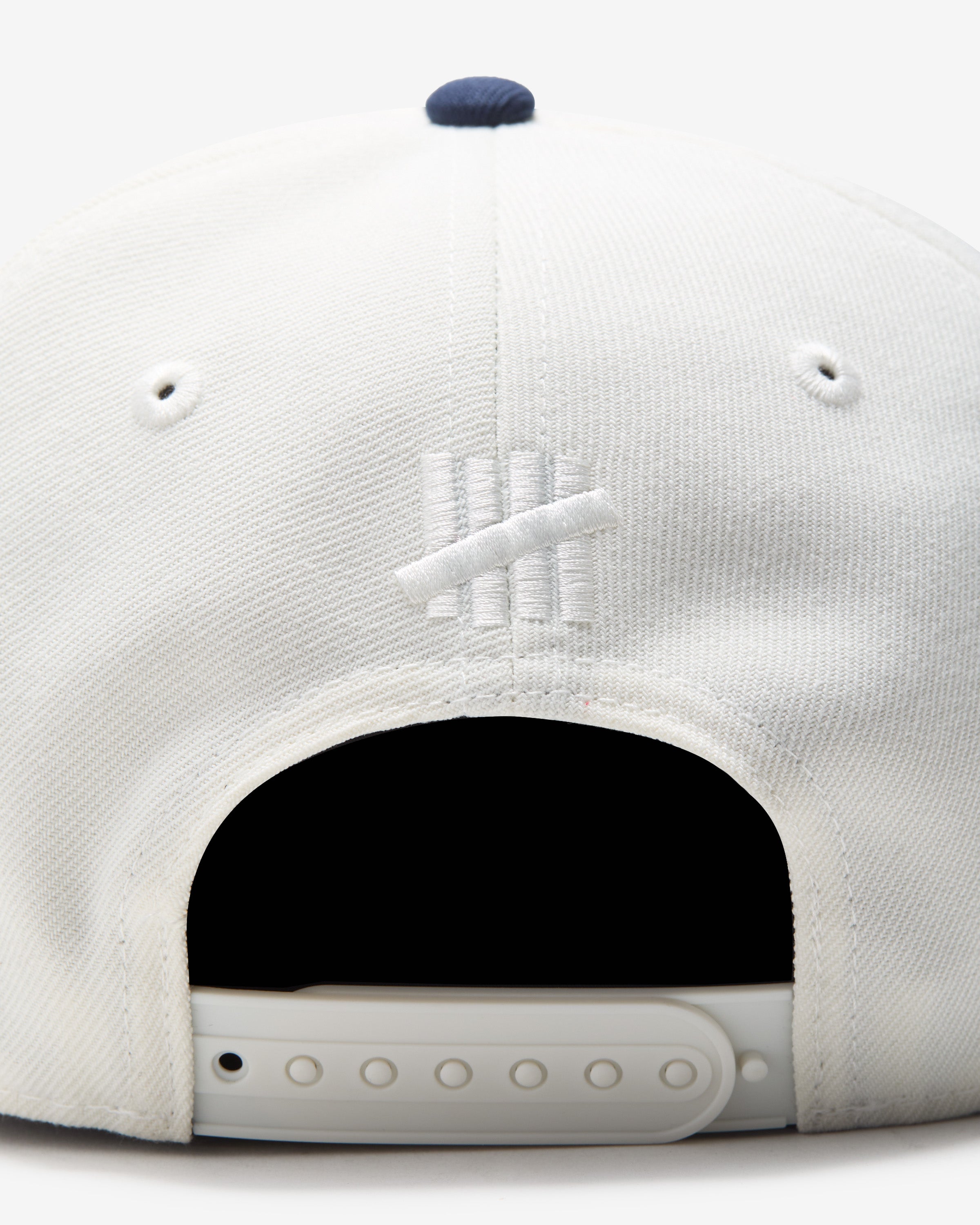 UNDEFEATED 2-TONE ARCH SNAPBACK - IVORY/ NAVY