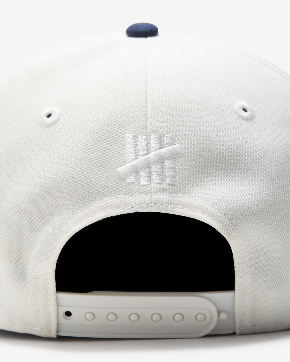 UNDEFEATED 2-TONE ARCH SNAPBACK - IVORY/ NAVY