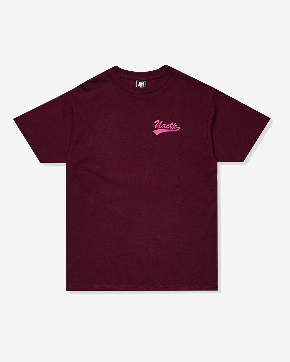 UACTP SCRIPT S/S TEE - BURGUNDY