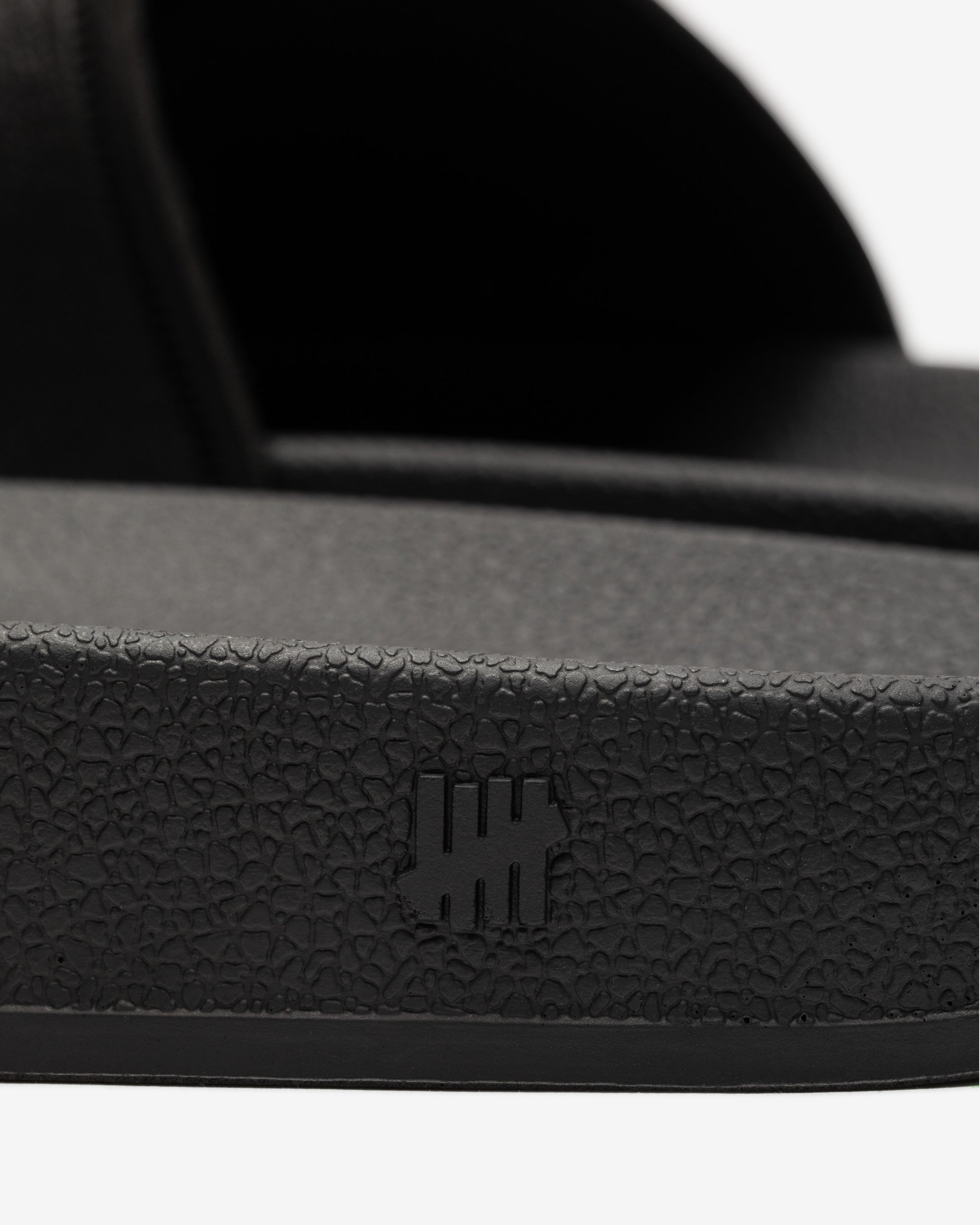 UNDEFEATED ICON CLASSIC SLIDE - BLACK/WHITE