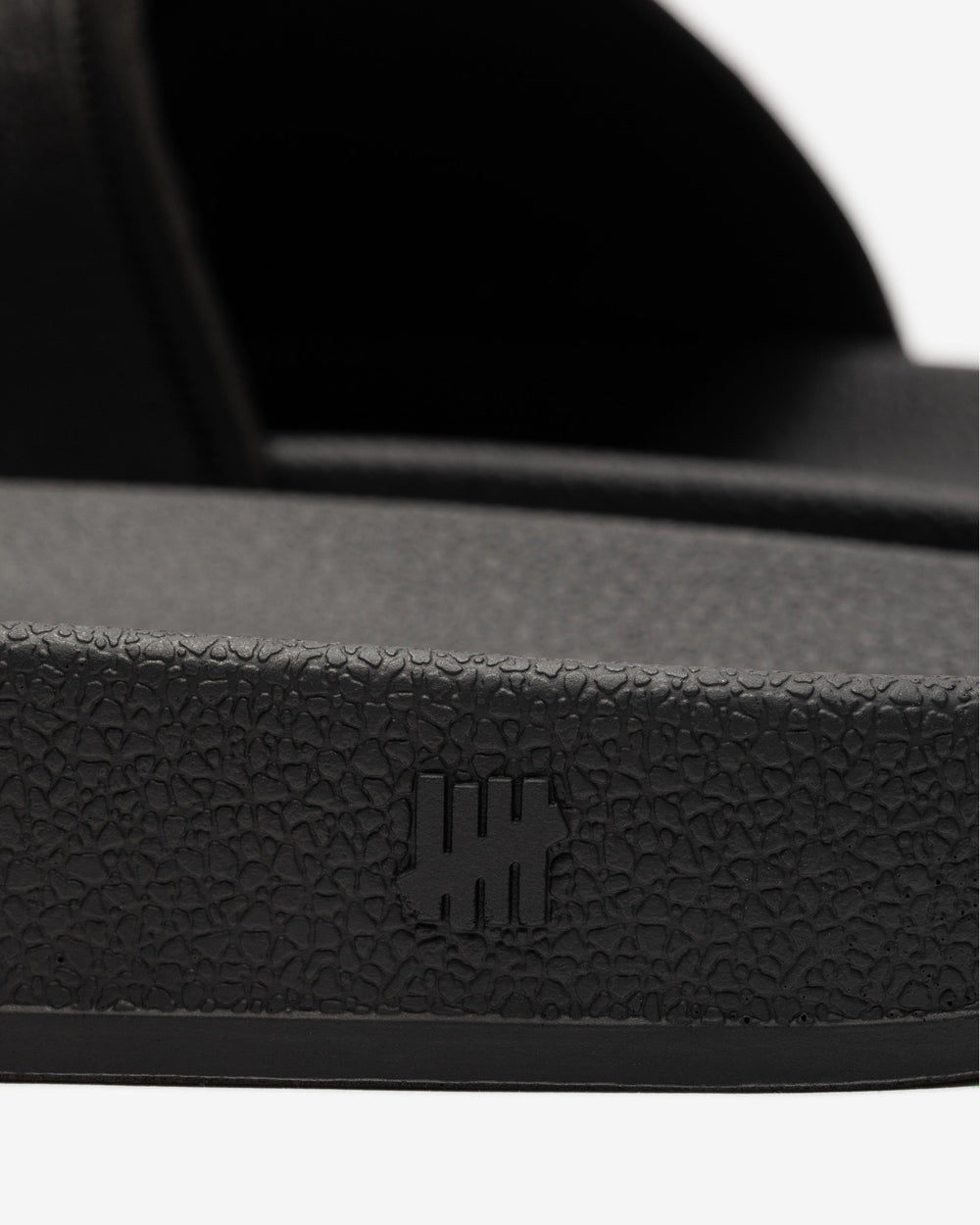 UNDEFEATED ICON CLASSIC SLIDE - BLACK/WHITE