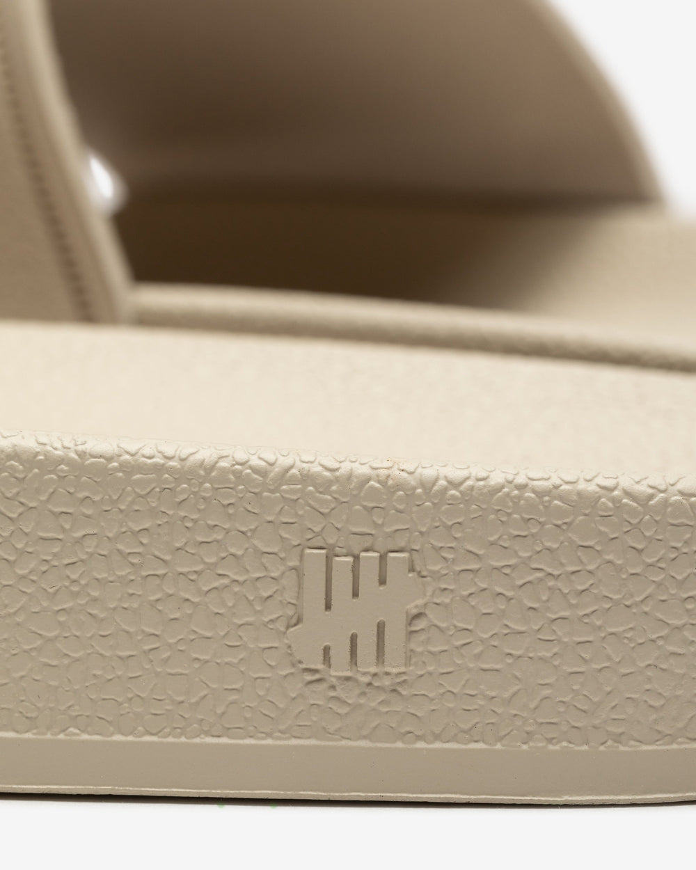 UNDEFEATED ICON CLASSIC SLIDE - BONE/BLACK
