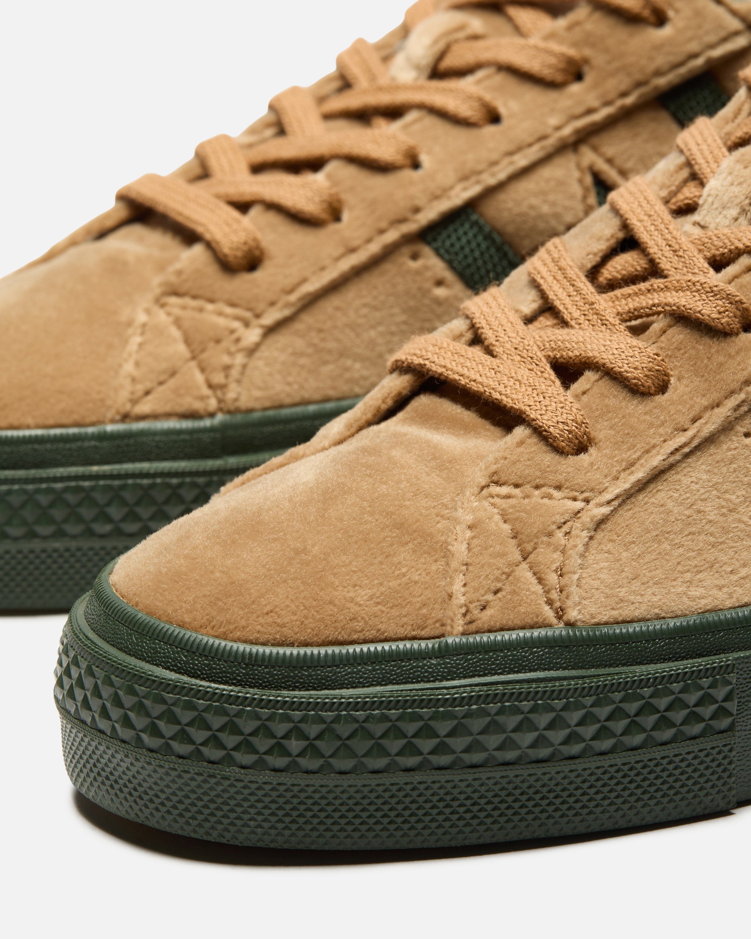 UNDEFEATED X CONVERSE ONE STAR ACADEMY PRO OX - BROWN -